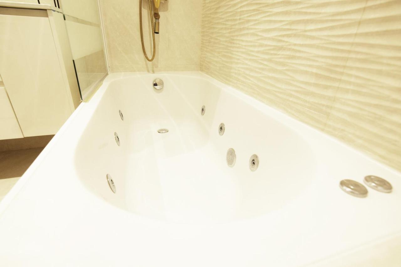 Paradise Luxurious Flat, Free Parking, 3 Double Rooms, Terrace, Jacuzzi, Fully Renovated سان سيباستيان المظهر الخارجي الصورة