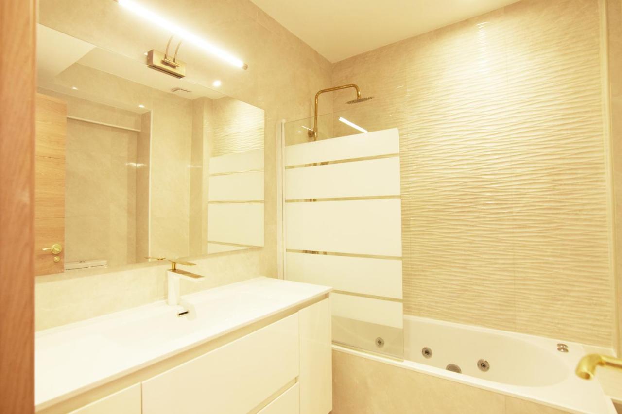 Paradise Luxurious Flat, Free Parking, 3 Double Rooms, Terrace, Jacuzzi, Fully Renovated سان سيباستيان المظهر الخارجي الصورة