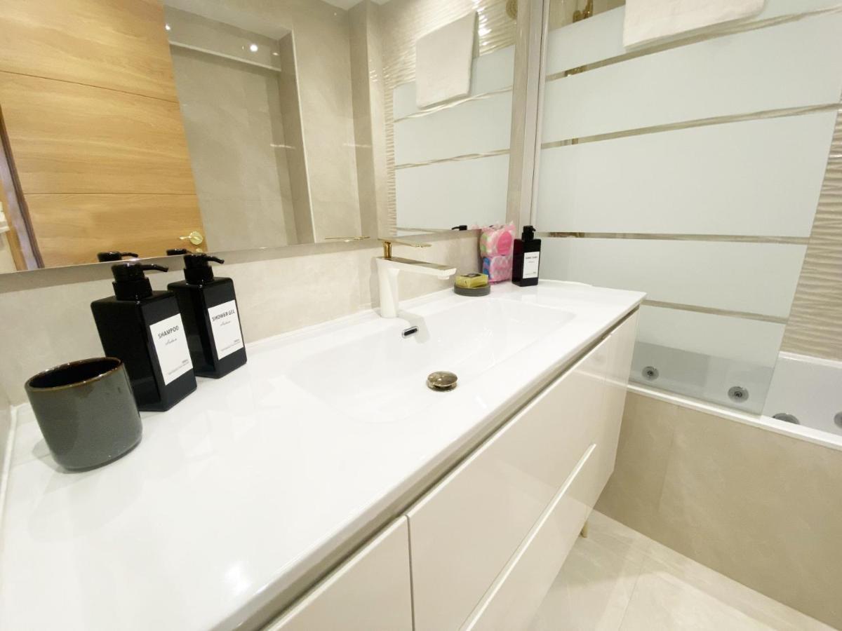 Paradise Luxurious Flat, Free Parking, 3 Double Rooms, Terrace, Jacuzzi, Fully Renovated سان سيباستيان المظهر الخارجي الصورة